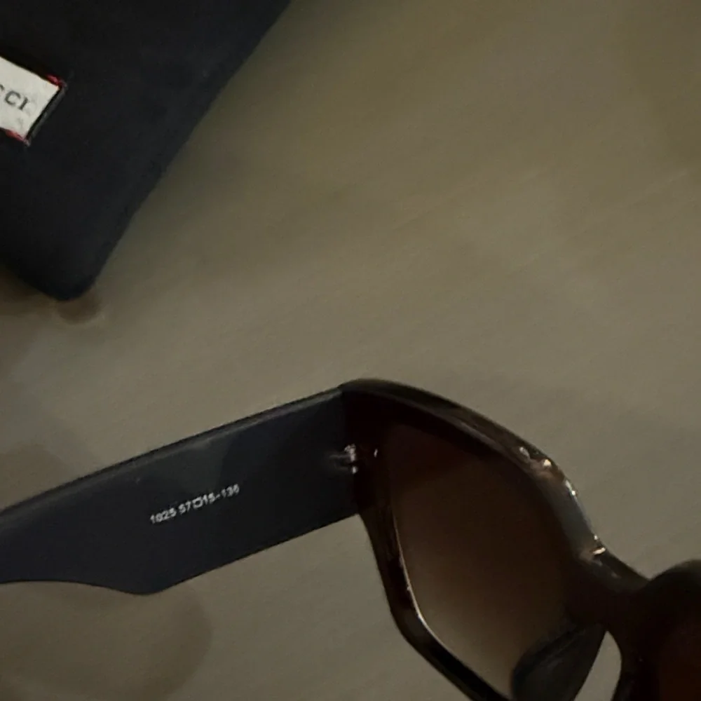 Copy, Gucci Black Sunglasses with Floral Accents - Picture 3 of 7
